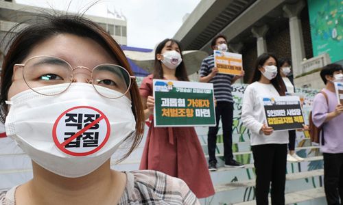 직장갑질119 회원들이 지난 7월16일 오후 서울 종로구 세종문화회관 계단 앞에서 '갑질금지법 시행 1년' 기자회견을 열고 갑질금지법 개선 촉구 피켓을 들고 있다. 뉴시스