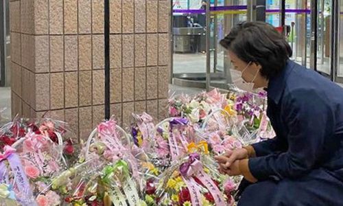 추미애 법무부 장관이 지난 19일 인스타그램에 지지자들에게서 받은 꽃바구니 사진을 공개했다. 사진에서 추 장관은 청사 현관과 청사 내 복도에 늘어선 꽃바구니들을 바라보고 있다. 추미애 법무부 장관 인스타그램 캡처