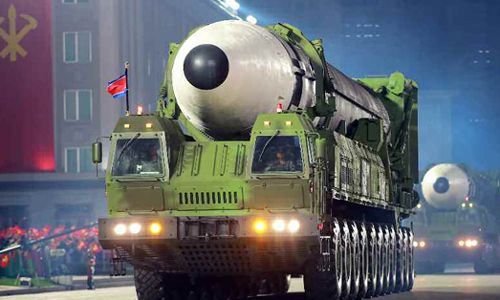 북한 노동신문은 지난달 10일 평양 김일성광장에서 열린 '조선노동당 창건 75주년 경축 열병식'에 모습을 나타낸 신형 대륙간탄도미사일(ICBM)이 11축(양쪽 바퀴 22개)의 이동식발사차량(TEL)에 실려 이동하는 모습을 보도했다. 노동신문 캡처