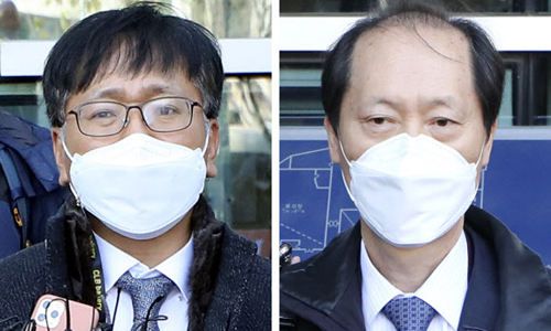 법무부 측 추미애 장관의 법률 대리인인 이옥형(왼쪽) 변호사와 윤석열 검찰총장 측 법률 대리인 이완규 변호사가 30일 서울 서초구 서울행정법원 앞에서 윤석열 검찰총장의 직무배제에 대한 비공개 심문을 마친 뒤 각각발언을 하고 있다. 뉴시스