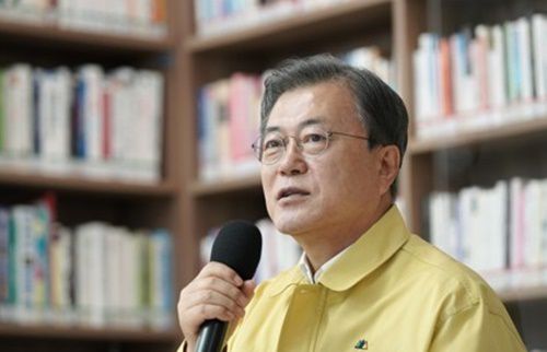 문재인 대통령이 2021학년도 대학수학능력시험을 나흘 앞둔 지난 29일 오후 자가격리자 수험생을 위한 별도시험장으로 마련된 서울 용산구 오산고등학교를 방문, 영상 연결을 통해 시험장 준비상황을 점검한 뒤 발언하고 있다. 연합뉴스