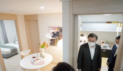 문재인 대통령이 지난 11일 오전 경기 화성 동탄 신도시 LH 임대주택 100만호 기념단지인 행복주택 단지에서 김현미 국토교통부 장관, 변창흠 국토교통부 장관 후보자(현 LH 사장)와 함께 단층 세대 임대주택 내부를 살펴보고 있다.