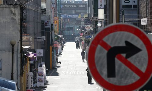 정부는 신종 코로나바이러스 감염증(코로나19) 3차 확산에 대응한 맞춤형 피해지원 대책을 발표했다. 새해 1월11일부터 코로나19 3차 확산으로 피해를 입은 소상공인에게 최대 300만원의 3차 긴급재난지원금을 지급한다. 사진은 30일 오후 서울 종로구 대학로 일대의 한산한 모습. 뉴스1