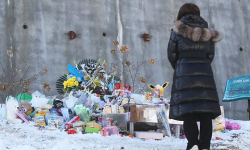 7일 오후 경기도 양평군 하이패밀리 안데르센 공원묘원을 찾은 시민들이 양부모의 학대로 생후 16개월 만에 사망한 정인 양을 추모하고 있다. 연합뉴스