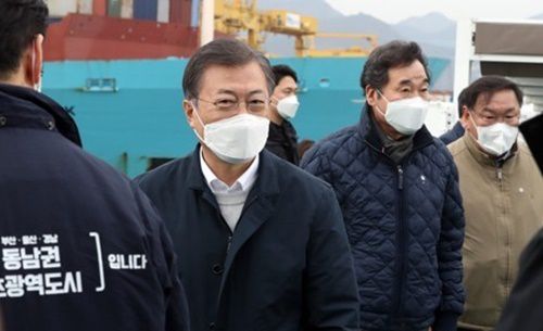 문재인 대통령(가운데)이 지난 25일 부산신항 다목적 부두에 위치한 해양대 실습선 한나라호 선상에서 열린 ‘동남권 메가시티 구축 전략 보고’에 참석하고 있다. 더불어민주당 이낙연 대표(오른쪽에서 두 번째)와 김태년 원내대표의 모습도 보인다. 부산=연합뉴스