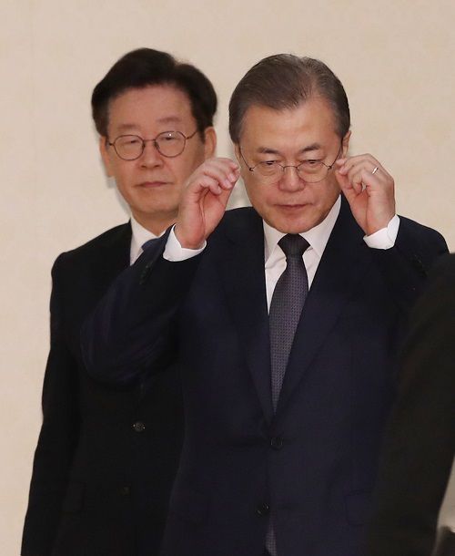 2019년 12월3일, 문재인 대통령이 청와대에서 열린 국무회의에 이재명 경기도지사(사진 왼쪽)와 함께 입장하고 있다. 역대 경기도지사의 국무회의 참석은 이날이 처음이었다. 연합뉴스