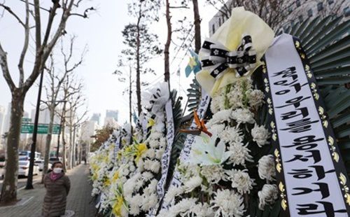 16개월 된 입양 딸 정인 양을 학대해 숨지게 한 혐의를 받는 양부모의 3차 공판이 열린 지난 3일 오전 서울 양천구 남부지방법원 앞에 정인이 추모 근조 화환이 놓여 있다. 연합뉴스