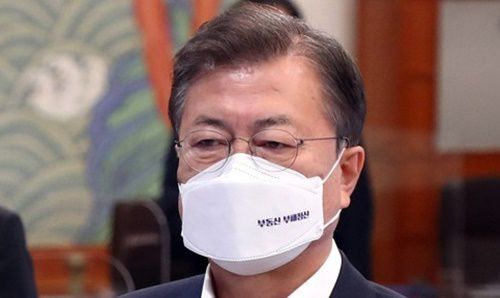 문재인 대통령이 지난 29일 청와대에서 열린 제7차 공정사회 반부패정책협의회에 ‘부동산 부패청산’이라는 문구가 새겨진 마스크를 쓰고 참석해 있다. 연합뉴스