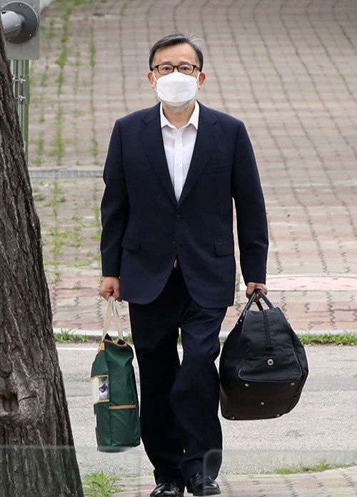 대법원이 보석을 허가한 10일 김학의 전 법무부 차관이 경기 의왕시 서울구치소를 나오고 있다. 의왕=뉴시스