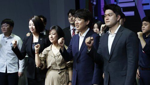 국민의힘 이준석 대표가 지난달 27일 오후 서울 영등포구 KNK디지털타워 복지TV 스튜디오에서 열린 제1회 국민의힘 대변인 선발 토론배틀 ‘나는 국대다’ 16강 오디션에서 심사위원단, 참가자들과 기념사진을 찍고 있다. 연합뉴스