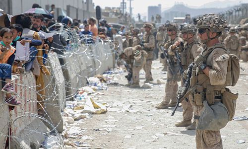 미 해병대가 제공한 20일(현지시간) 아프가니스탄 수도 카불 공항 대피 작전 모습. 카불=AP뉴시스