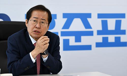 국민의힘 홍준표 대선 경선 후보가 28일 서울 여의도 캠프 사무실에서 세계일보와 인터뷰를 하고 있다. 홍 후보는 최근 여론조사에서의 지지율 상승세와 관련해 “무야홍(무조건 야당 후보는 홍준표)에서 무대홍(무조건 대통령은 홍준표)으로 가는 중”이라며 자신감을 드러냈다. 허정호 선임기자