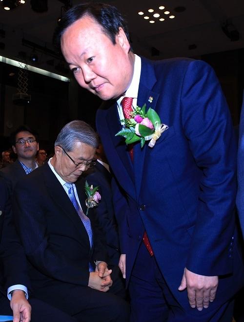 2016년 6월10일, 당시 김종인 더불어민주당 대표(사진 왼쪽)와 김재원 청와대 신임 정무수석의 모습. 연합뉴스