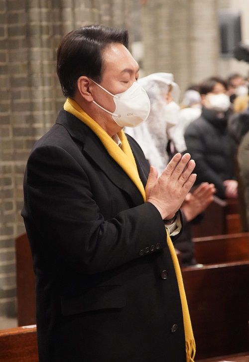 윤석열 국민의힘 대선 후보가 서울 명동성당에서 열린 자정미사에 참석해 기도하고 있다. 연합뉴스