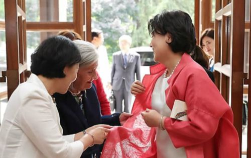 영부인 김정숙 여사가 2017년 6월30일(현지시간) 미국 워싱턴에서 열린 전직 주한미국대사 부인과 주한미군 부인들의 모임 ‘서울-워싱턴 여성협회’ 초청 간담회에서 입고 있던 분홍색 겉옷을 토머스 허버드 전 대사의 부인 조앤 허버드 여사에게 보여주고 있다. 이 옷은 전통 누비옷 장인이 만들었다고 한다. 청와대 제공