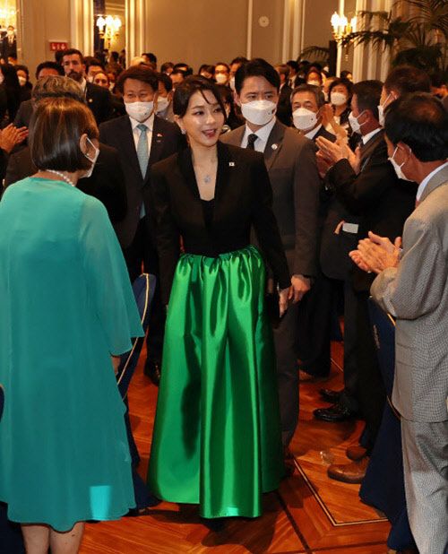 만찬장에 들어서는 김건희 여사. 마드리드=연합뉴스