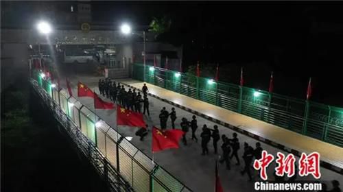 미얀마에서 온라인 사기 범죄를 벌인 중국인들이 본국으로 송환되고 있다. 중국신문망 캡처