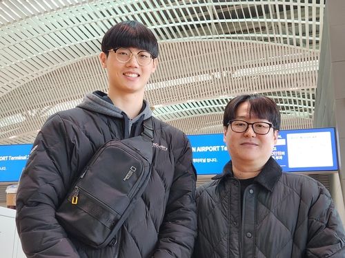 한국 고교생 중 최초로 유럽리그에 진출하는 이우진(18·사진 왼쪽) 선수가 15일 이탈리아로 떠나기 전 인천국제공항에서 자신을 도운 김연경 에이전트 아이엠 스포츠 컨설팅 임근혁 대표(〃오른쪽)와 기념촬영을 하고 있다. 영종도=연합