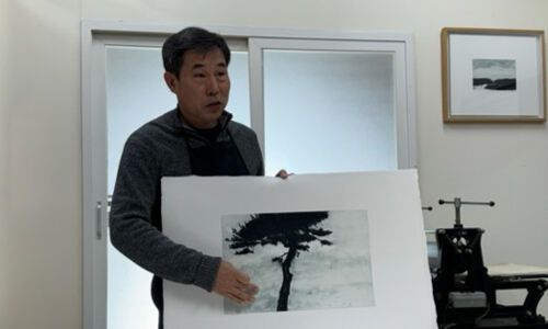 강승희 작가가 경기도 김포 작업실에서 동판화 작업 과정을 설명하고 있다.
