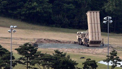 2017년 5월30일 경북 성주군 성주골프장 부지에 배치된 사드(THAAD) 발사대가 요격미사일 발사관이 하늘을 향한 채 대기하고 있다. 성주=연합뉴스