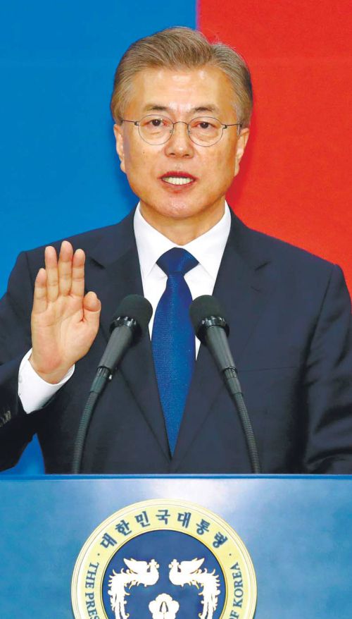 문재인 당시 대통령이 2017년 5월 10일 국회에서 열린 제19대 대통령 취임식에서 오른손을 들고 취임선서를 하고 있다. 세계일보 자료사진