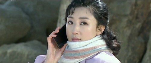 조선중앙TV 드라마 '백학벌의 새봄' 속 경미가 남자친구인 영덕의 전화를 받고 있다. 조선중앙TV 캡처