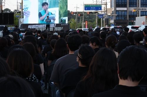 서울 서초구 초등학교에서 신규 교사가 스스로 목숨을 끊은 ‘서이초 사건’을 계기로 열렸던 ‘공교육 멈춤의 날’ 2주년인 9월 4일, 전국교직원노동조합 전북지부가 전주시 덕진구 전미동의 한 도로에서 집회를 열고 “교육공동체 파괴하는 악성민원인 처벌하라”고 촉구하고 있다. 연합뉴스