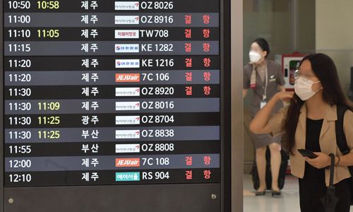 태풍의 눈 속으로 제9호 태풍 ‘마이삭’의 영향으로 2일 서울 김포공항 국내선 청사의 게시판에 제주발 항공편의 결항 정보가 표시돼 있다. 하상윤 기자