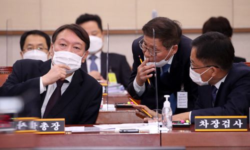 윤석열 검찰총장이 22일 오전 서울 여의도 국회 법제사법위원회에서 열린 대검찰청 국정감사에서 조남권 차장 검사 등과 대화하고 있다. 연합뉴스