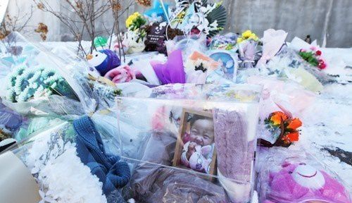 지난 7일 오후 경기도 양평군 하이패밀리 안데르센 공원묘원에 양부모의 학대로 생후 16개월 만에 사망한 정인 양을 추모하며 시민들이 갖다 놓은 사진과 꽃 등이 놓여 있다. 연합뉴스