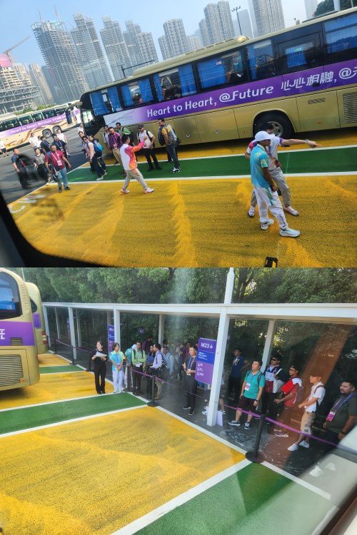 버스 안내를 잘못 받고 당황해 하는 언론 관계자들. 사진=허행운 기자