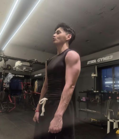 뷔가 근황을 전했다. 사진 = 뷔 SNS 계정