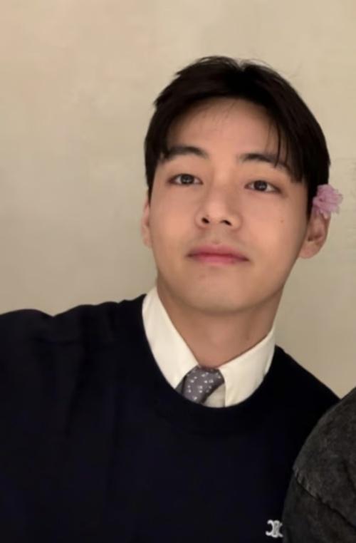 뷔가 근황을 전했다.  사진 = 뷔 SNS 계정