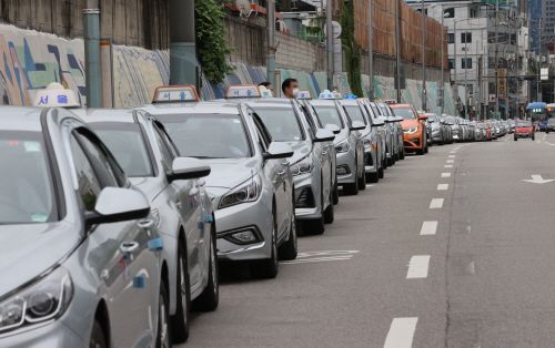 정부가 신종 코로나바이러스 감염증(코로나19) 재확산에 ‘사회적 거리두기 2.5단계’ 조치를 내놓은 가운데 지난 1일 오후 서울역 앞에서 택시들이 승객을 태우기 위해 줄 서 있다./연합
