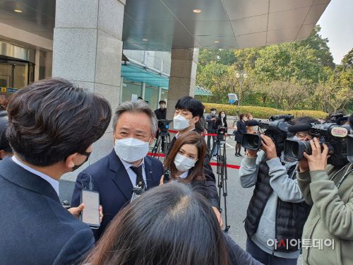 이기흥 대한체육회 회장이 조문 후 고인에 대한 안타까움과 애도의 뜻을 표하고 있다./사진=황의중 기자