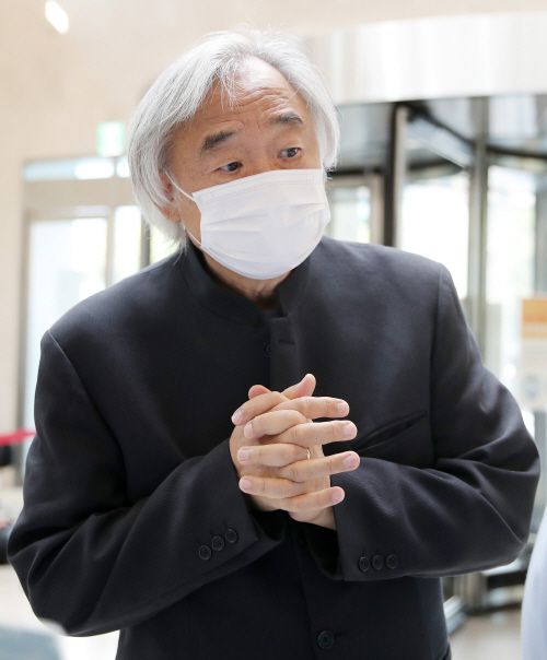 백건우 피아니스트가 27일 오후 고 이건희 삼성그룹 회장의 빈소가 마련된 서울 강남구 삼성서울병원 장례식장에 들어서고 있다./출처=공동취재단