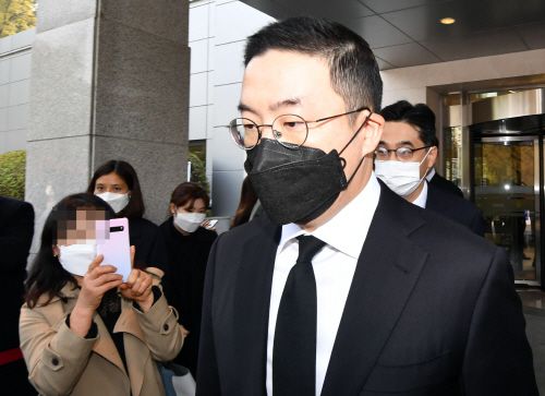 구광모 LG그룹 회장이 27일 오전 고 이건희 삼성그룹 회장의 빈소가 마련된 서울 강남구 삼성서울병원 장례식장에서 조문을 마친 뒤 건물을 나서고 있다./출처=공동취재단