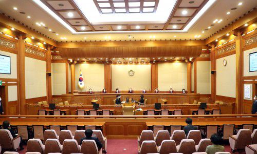 유남석 헌법재판소장을 비롯한 헌법재판관들이 지난달 29일 선고를 위해 서울 종로구 헌법재판소 대심판정에 착석해 있다./연합