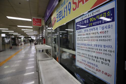 17일 오후 서울 명동지하상가의 점포들에 임대료 인하 호소문이 붙어 있다./연합뉴스