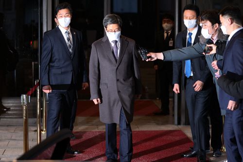 ‘사법농단’에 연루된 임성근 부산고법 부장판사에 대한 탄핵소추안이 국회 본회의를 통과한 4일 오후 김명수 대법원장이 서울 서초구 대법원에서 퇴근하고 있다. /연합