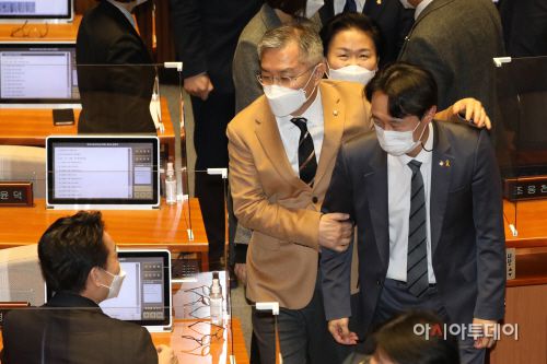 더불어민주당 이탄희 의원이 4일 오후 국회에서 열린 제384회국회(임시회) 제4차 본회의에서 법관(임성근) 탄핵소추안의 투표를 마치고 동료의원과 인사를 하고 있다./송의주 기자