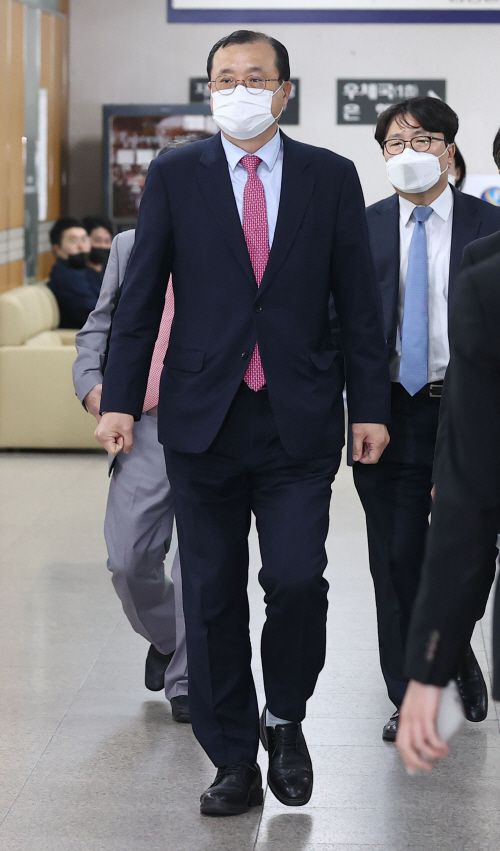 사법행정권을 남용해 재판에 개입한 혐의로 기소돼 1심에서 무죄를 선고받고 탄핵 소추된 임성근 전 부장판사가 20일 오후 서울 중앙지법에서 열린 항소심 4회 공판에 출석하고 있다. /연합