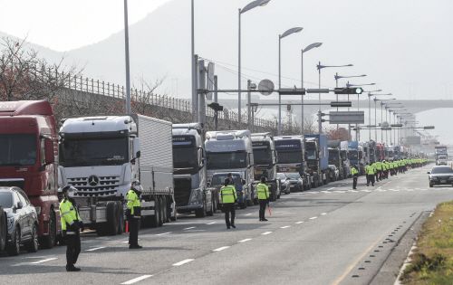 민주노총 공공운수노조 화물연대본부가 5년 만에 총파업에 돌입한 25일 오전 부산 강서구 부산신항 삼거리 인근 도로에 운행을 멈춘 대형 화물차가 줄지어 서 있다. /사진 = 연합뉴스