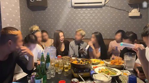 BJ 중검을 사이에 두고 눈물 흘리는 임블리(왼쪽), 임블리를 자극하는 감성여울(오른쪽) /사진=유튜브 '부천뻐꾸기'