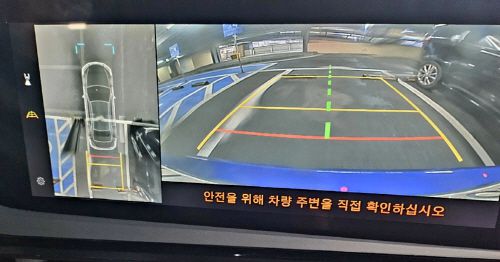 렉서스 ES 300h로 파주 프리미엄 아울렛 실내 주차장에서 추차할 때 12.3인치 디스플레이 화면 / 강태윤 기자