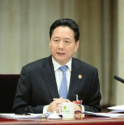 리펑 전 총리의 아들 리샤오펑 교통운수부 부장. 시진핑 주석으로부터 당근을 받고 있다./홍콩 싱다오르바오.