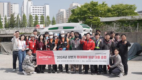 이스타항공 임직원과 공항소방구조대가 25일 중대산업재해 발생에 대비 중대재해 비상 대응 훈련을 진행한 뒤 기념촬영하고 있다. /이스타항공