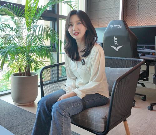 팬들의 사랑에 감사인사를 전하는 윤수빈 아나운서. /이윤파 기자