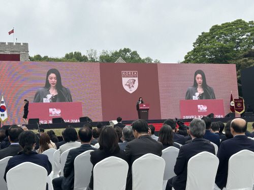 5일 오전 서울 성북구 고려대학교 서울캠퍼스에서 진행된 고려대 120주년 개교기념 행사에서 김연아 전 피겨스케이팅 선수(체육교육 09학번)가 축사를 하고 있다. /손영은 기자