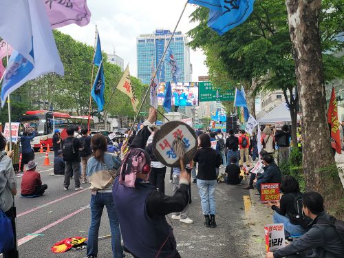 17일 서초구 교대역 9번 출구 앞에서 열린 촛불행동의 '제140차 전국집중 촛불대행진'에서 한 참가자가 '내란 청산' 문구가 적힌 징을 치고 있다. /특별취재팀